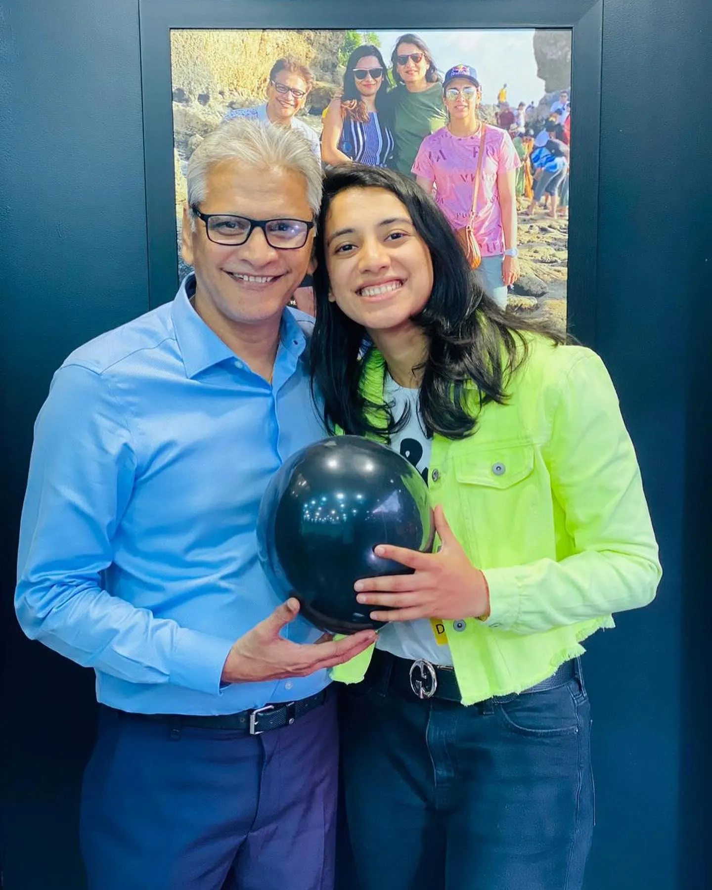 Smriti Mandhana with Fans at an Event free wallpaper