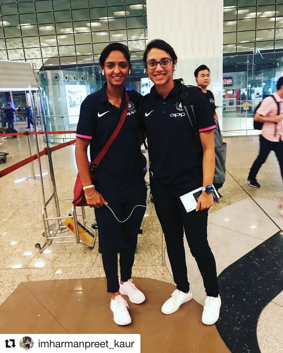 Smriti Mandhana With Friends in a Trendy Casual Look