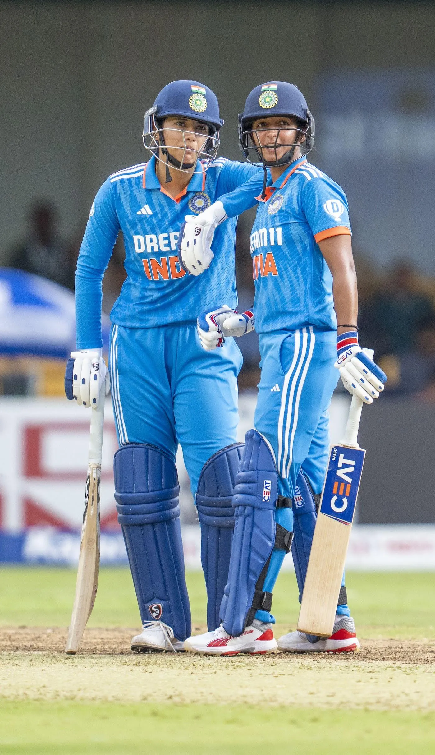 Smriti Mandhana with Team in Blue Cricket Kit wallpaper