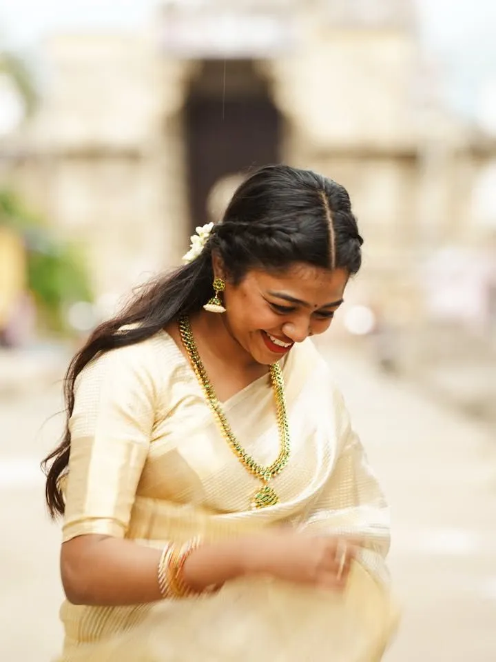 Amala Shaji in a Kerala saree with a long gold chain image