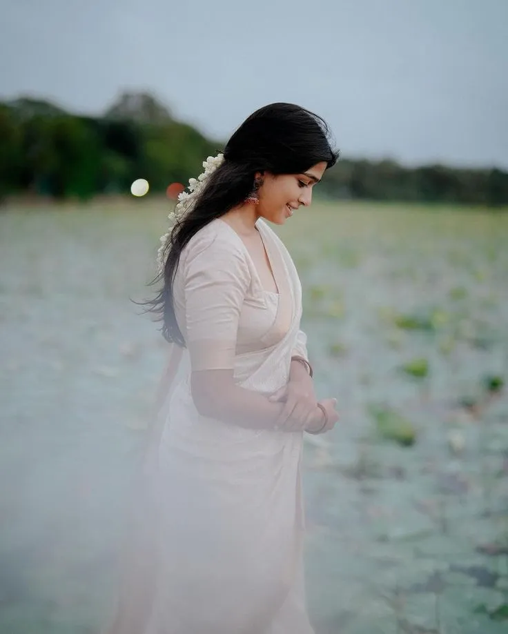 Ananthika Sanilkumar in a side pose wearing a Nariyal Saree