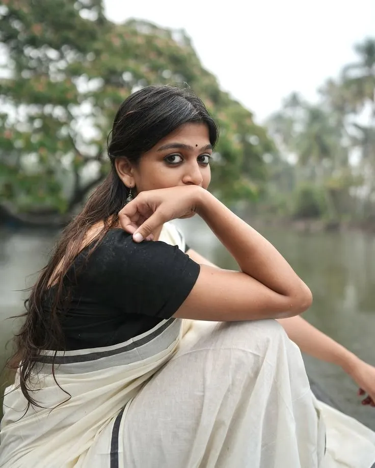 Ananthika Sanilkumar in a traditional Kerala saree wallpaper