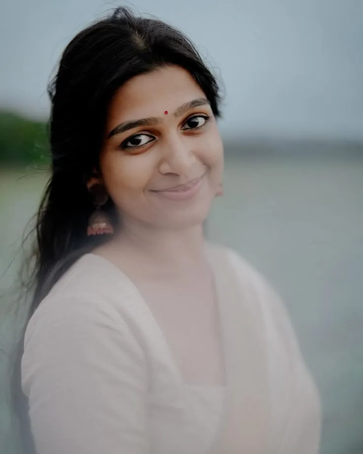 Ananthika Sanilkumar in an Onam saree looking at the camera