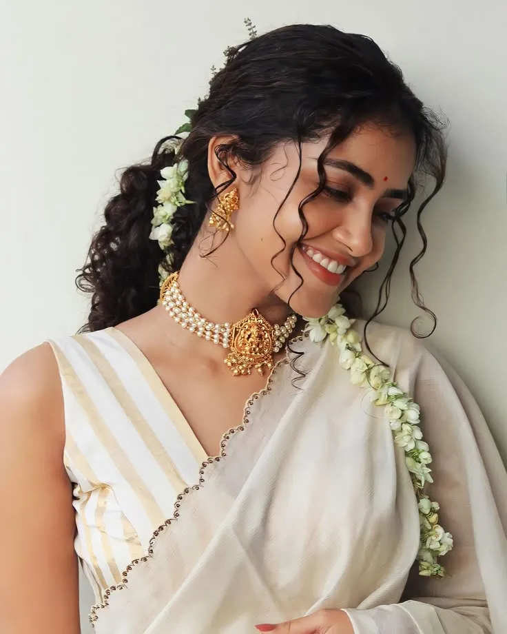 Anupama Parameswaran in Neriyal saree with a flower in hair