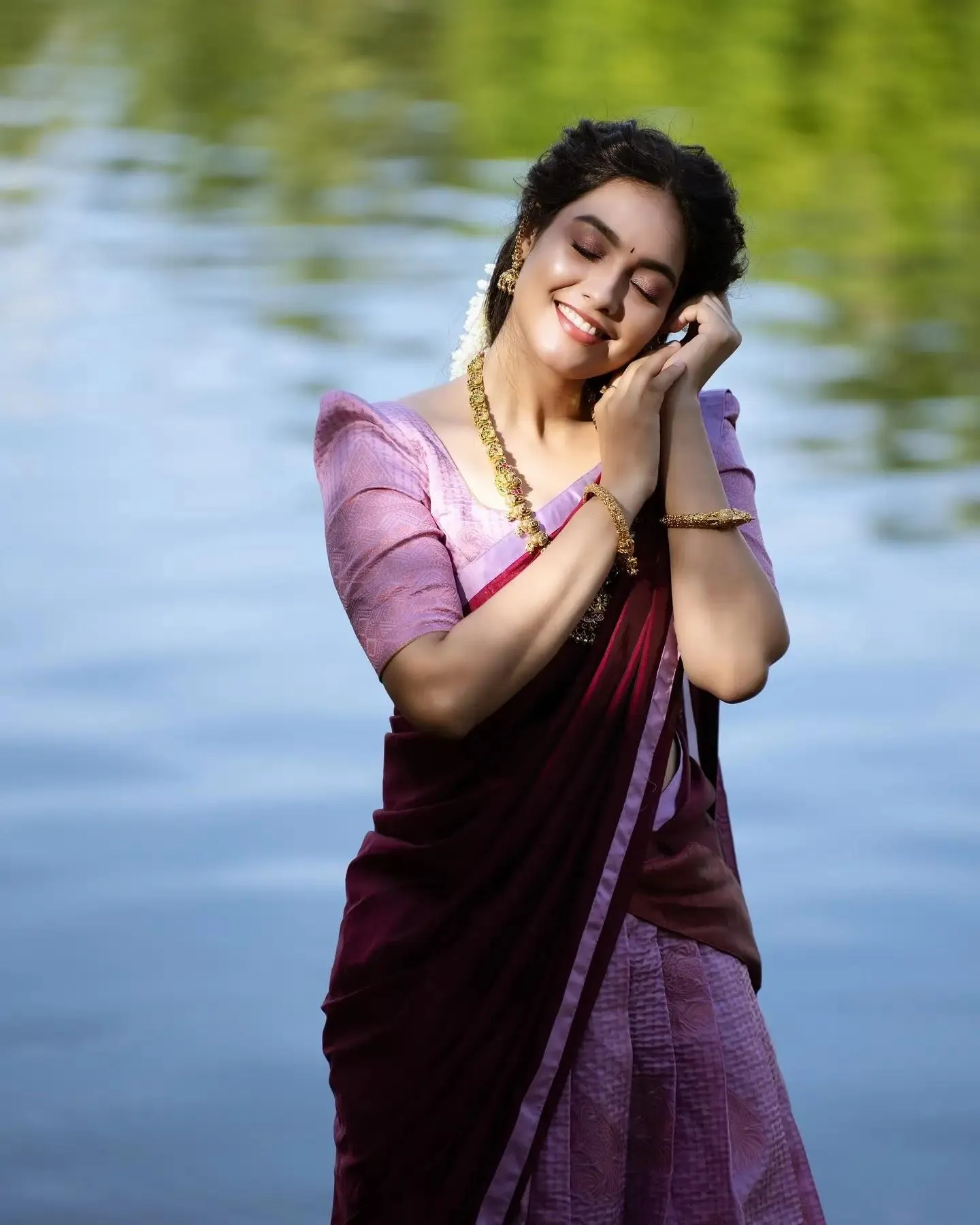 Attractive Pavithra Janani Glowing Bright in Maroon Saree