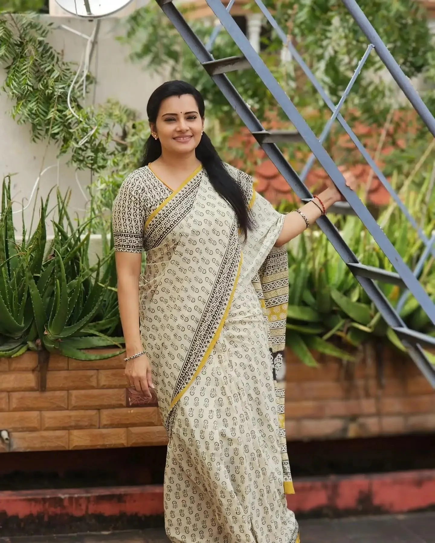 Attractive Shruthi Raj in Cream Saree Natural Pose Wallpaper