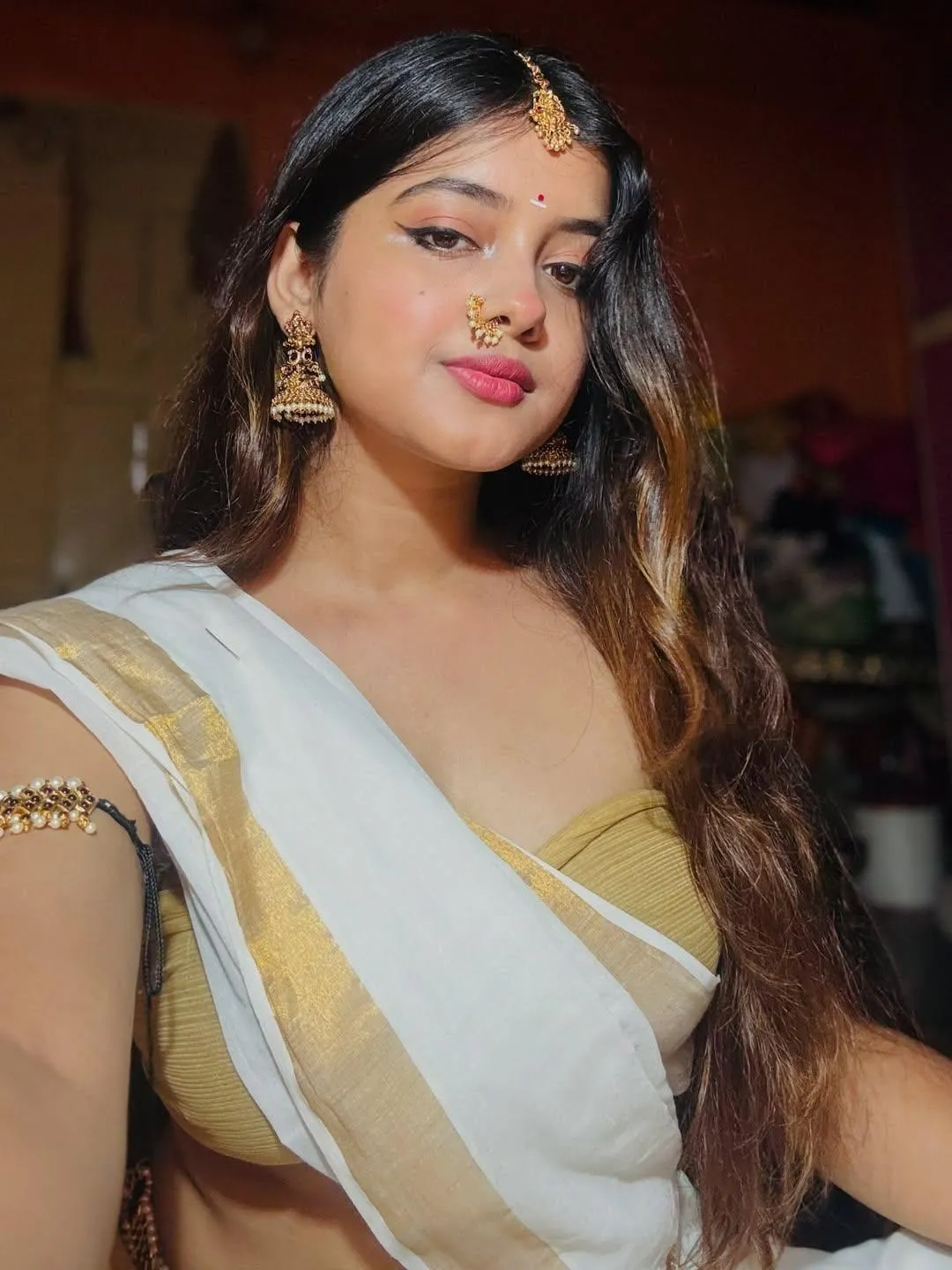 Beautiful Issha in White Saree Traditional Look Wallpaper