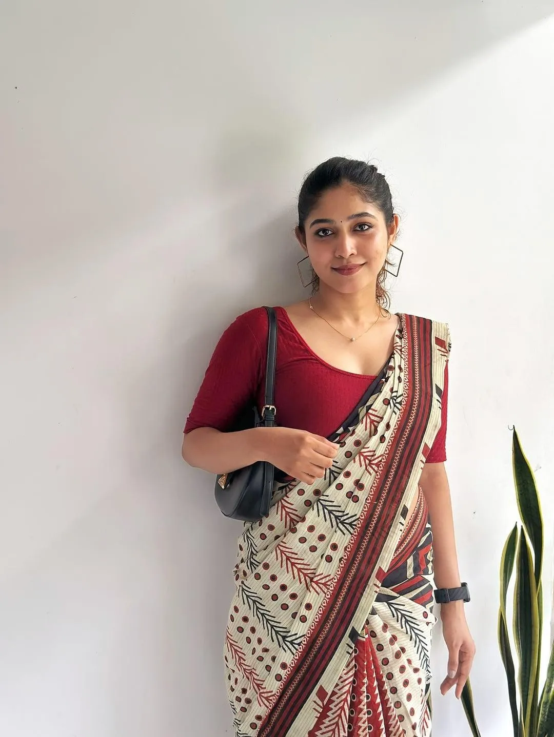 Charming Jimi Jagalprasad in Classic Printed Saree Wallpaper