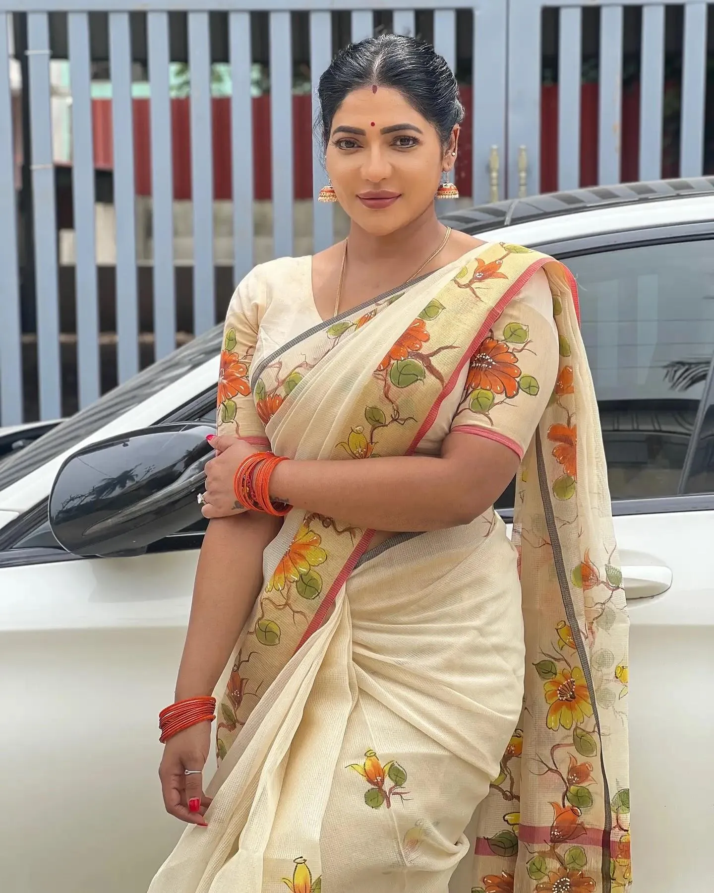 Charming Reshma Pasupuleti in White Saree Outdoor Wallpaper