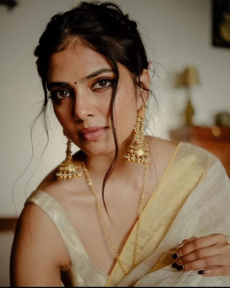 Close up image of Malavika Mohanan wearing an Onam saree