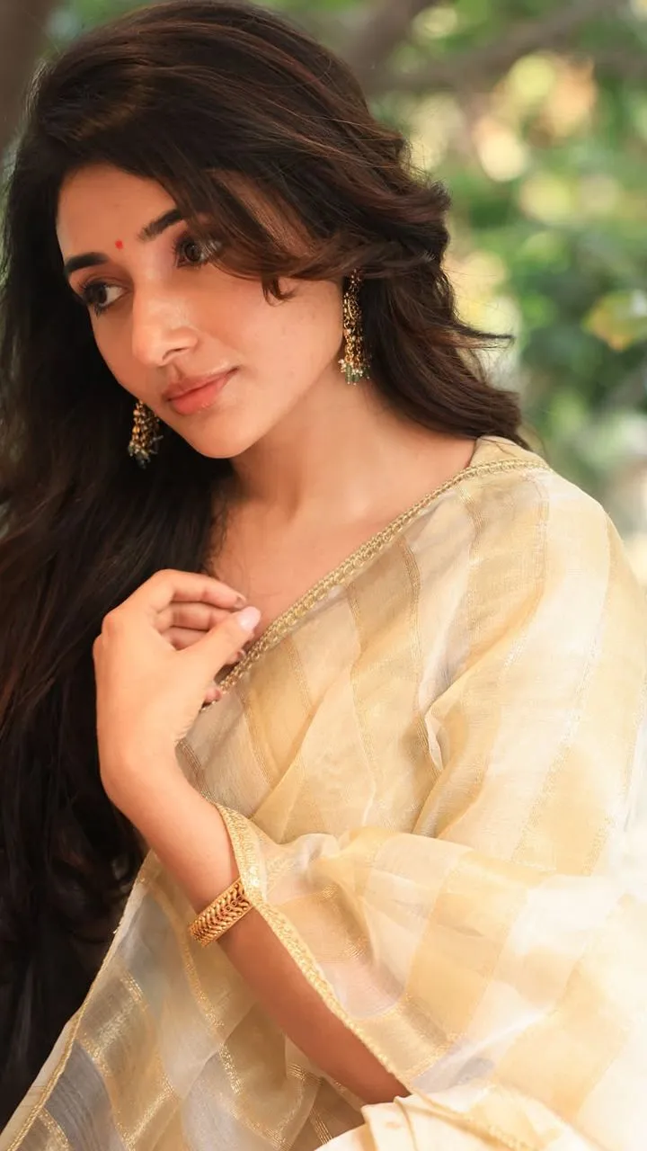 close up image of Mirna Menon wearing a Kerala nerial saree