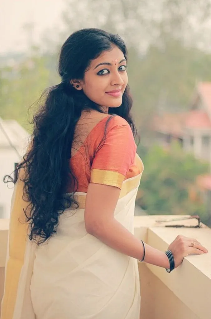 Durga Krishna in a white saree with looking back wallpaper