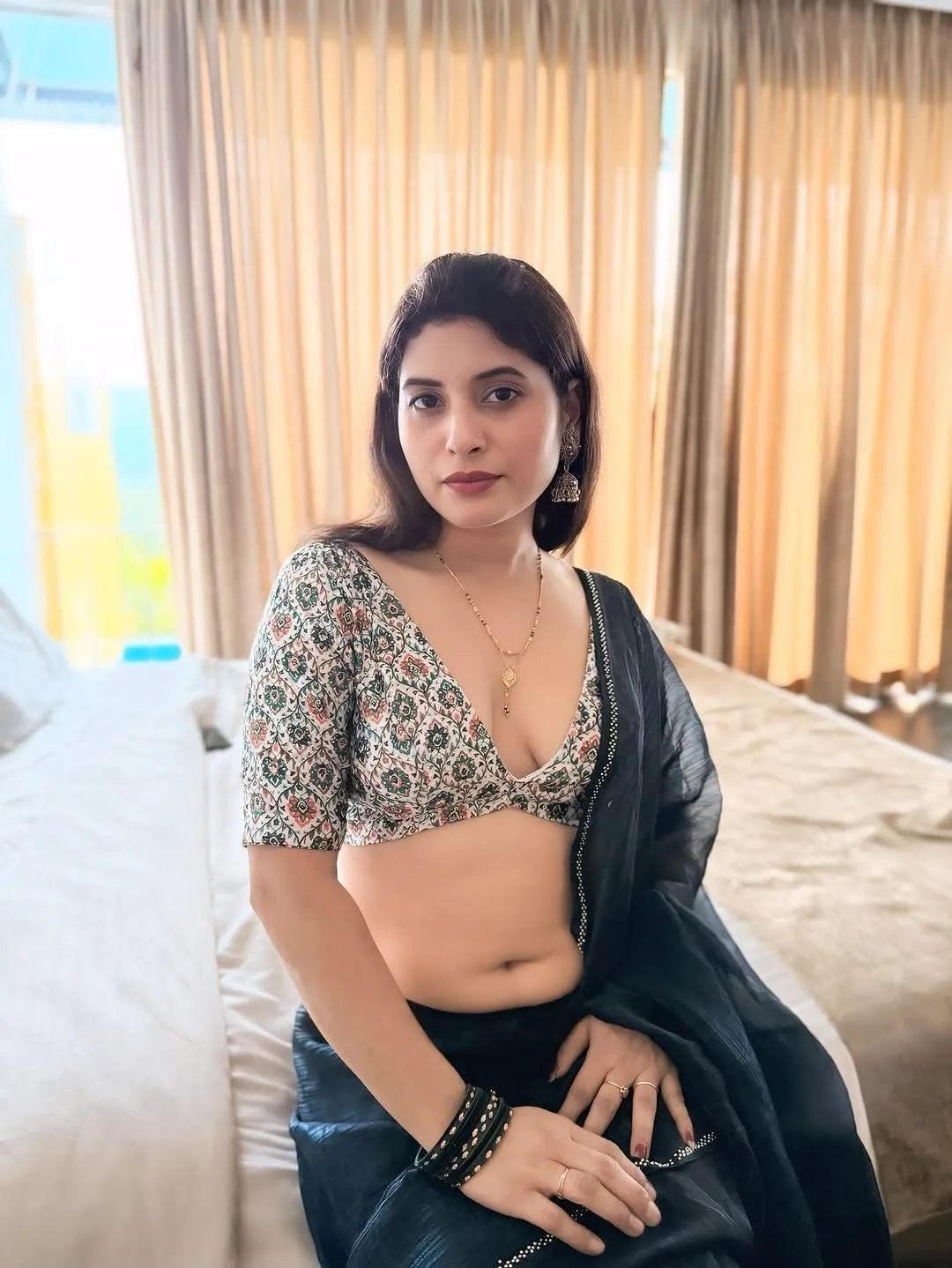 Gorgeous Priyanka Chaudhary in Black Saree Free Wallpaper