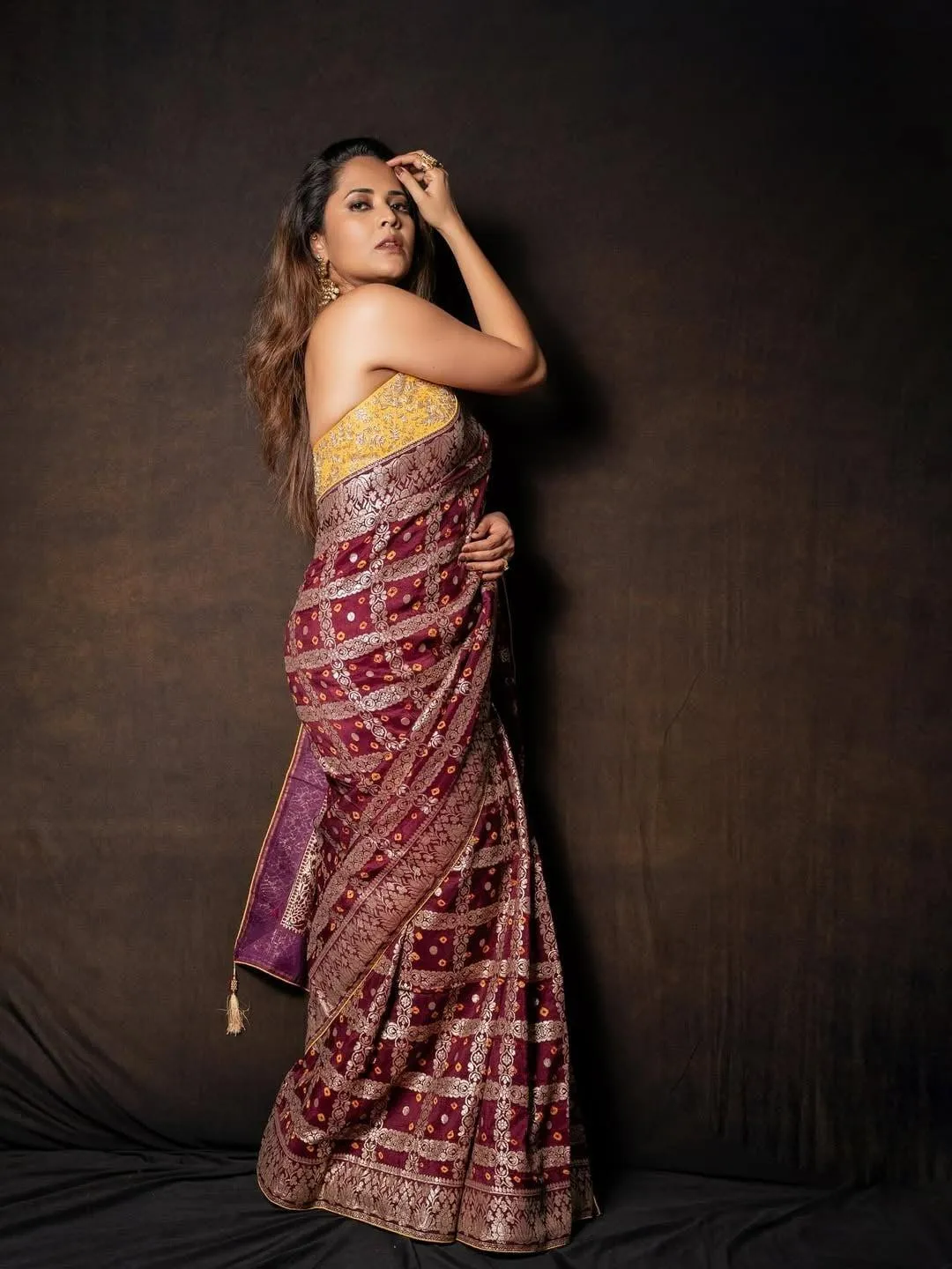 Hot Anasuya Bharadwaj Flaunting Bold Look in Maroon Saree