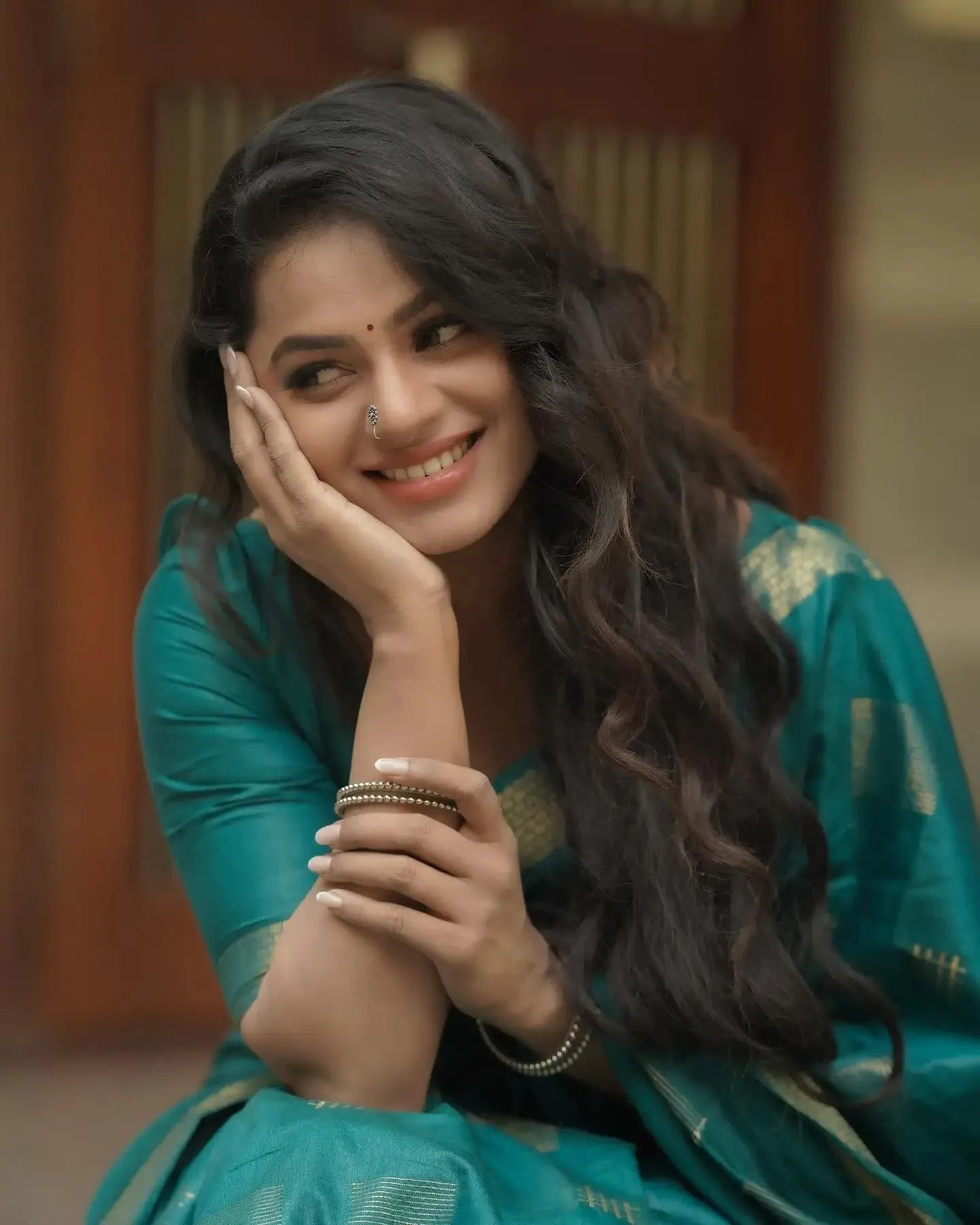 Hot Delna Davis in Green Saree Showcasing Vibes wallpaper