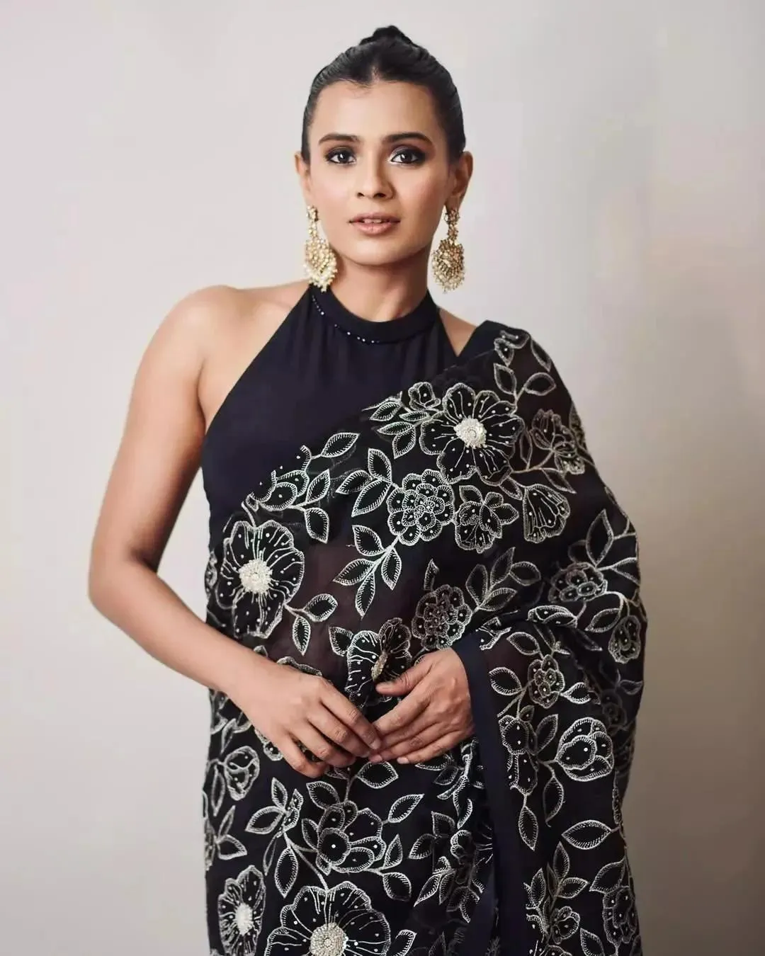Hot Hebah Patel in Black Saree Bold Modern Style Wallpaper