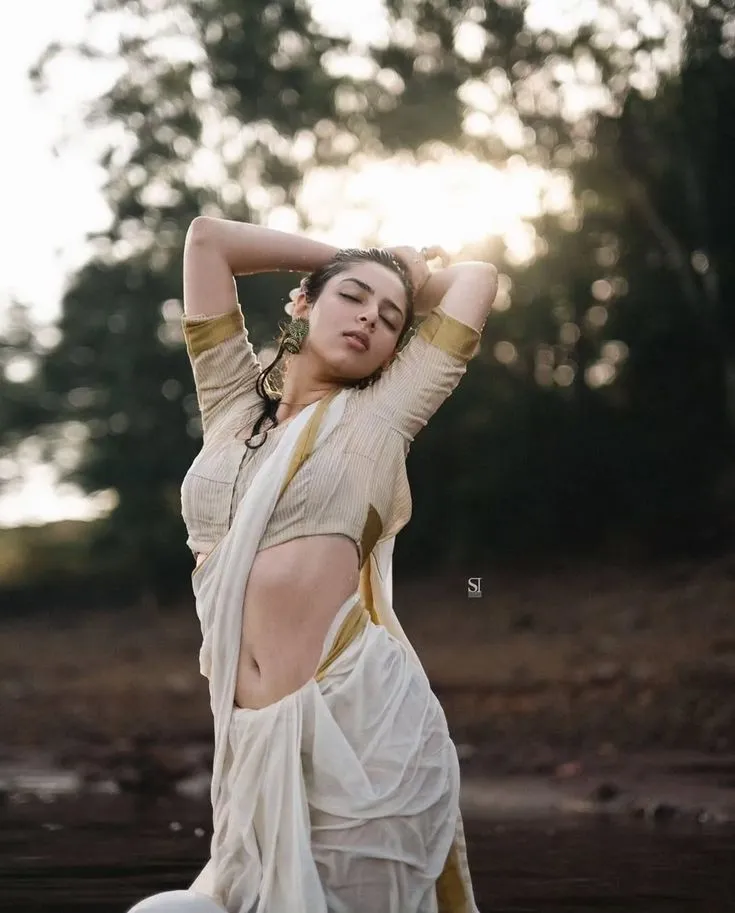 Hot image of a woman wearing an Onam saree with a sexy pose