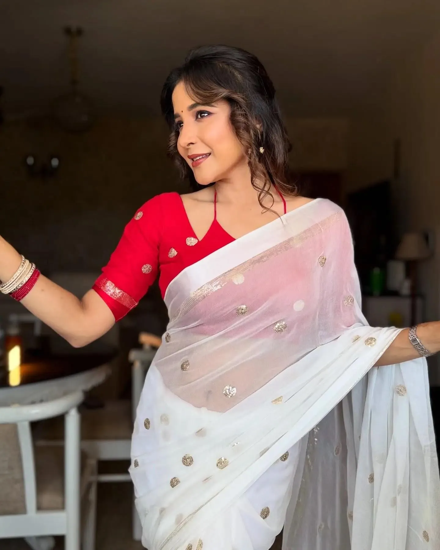 Hot Sakshi Agarwal Glowing in White and Red Silk Saree