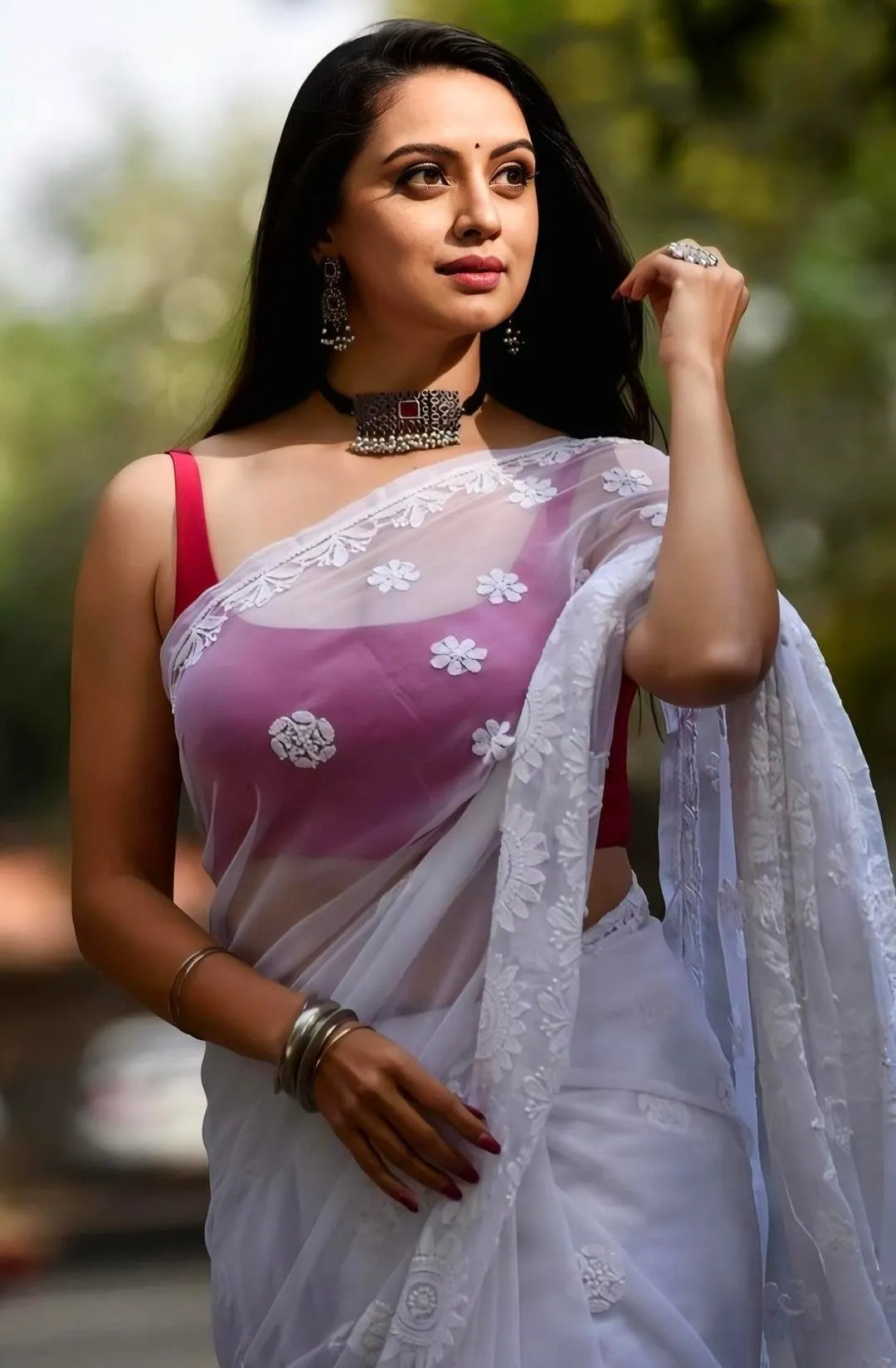 Hot Shruti Marathe Shining Beautifully in White Floral Saree