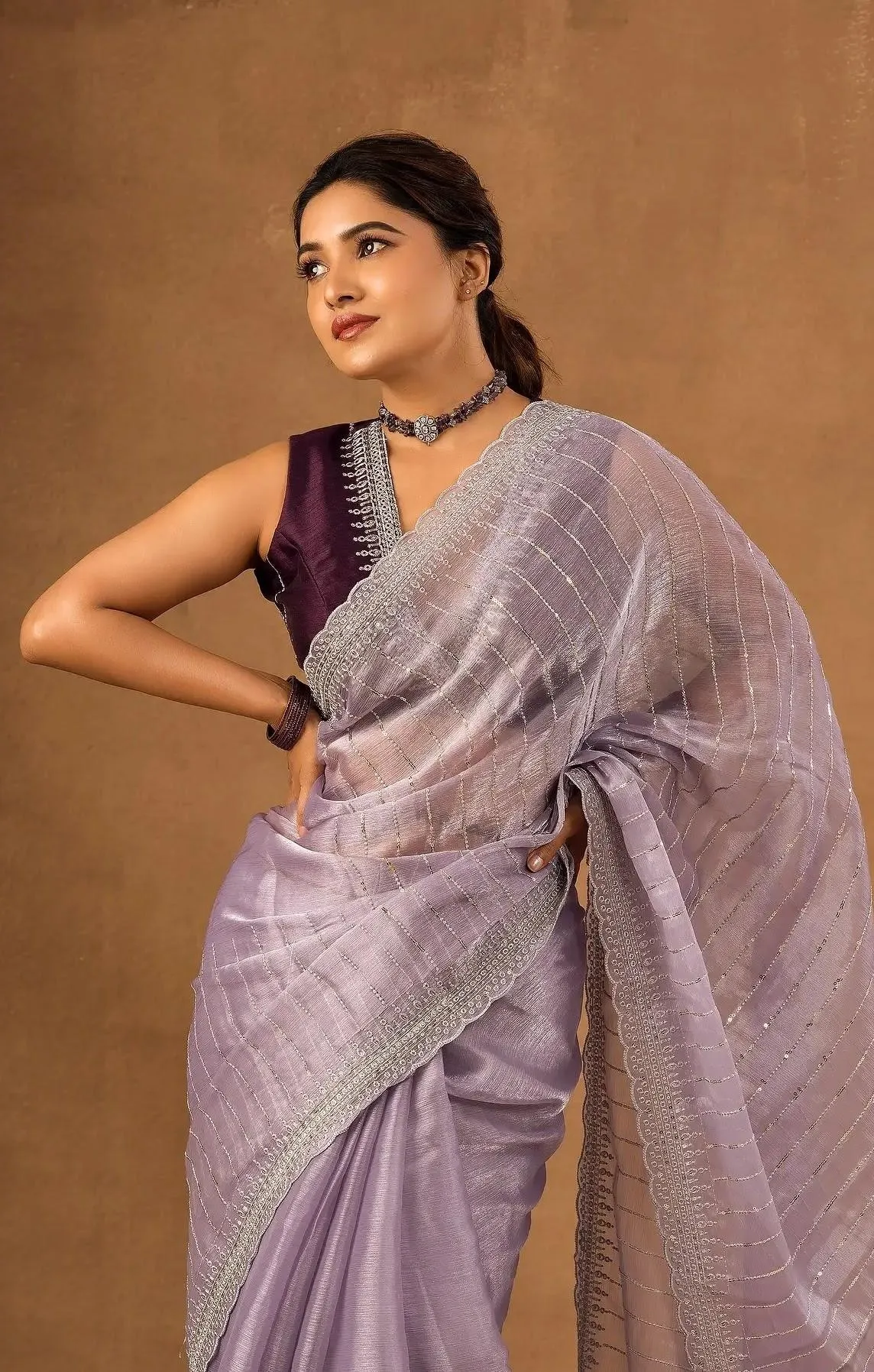 Hot Vani Bhojan in Lavender Saree Elegant Indoors Wallpaper