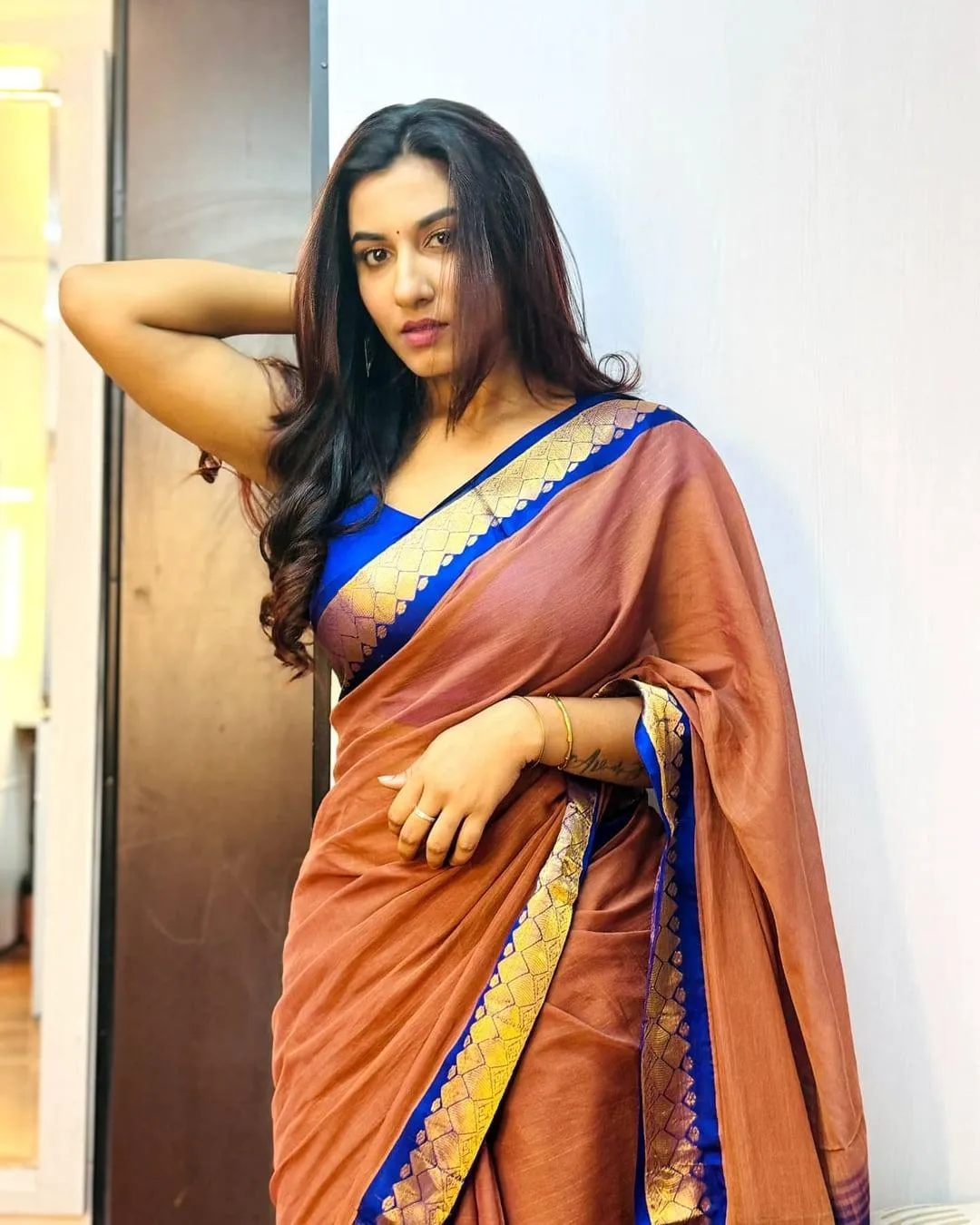 Hot Vishnu Priya Bhimeneni in Brown Saree Exuding Beauty