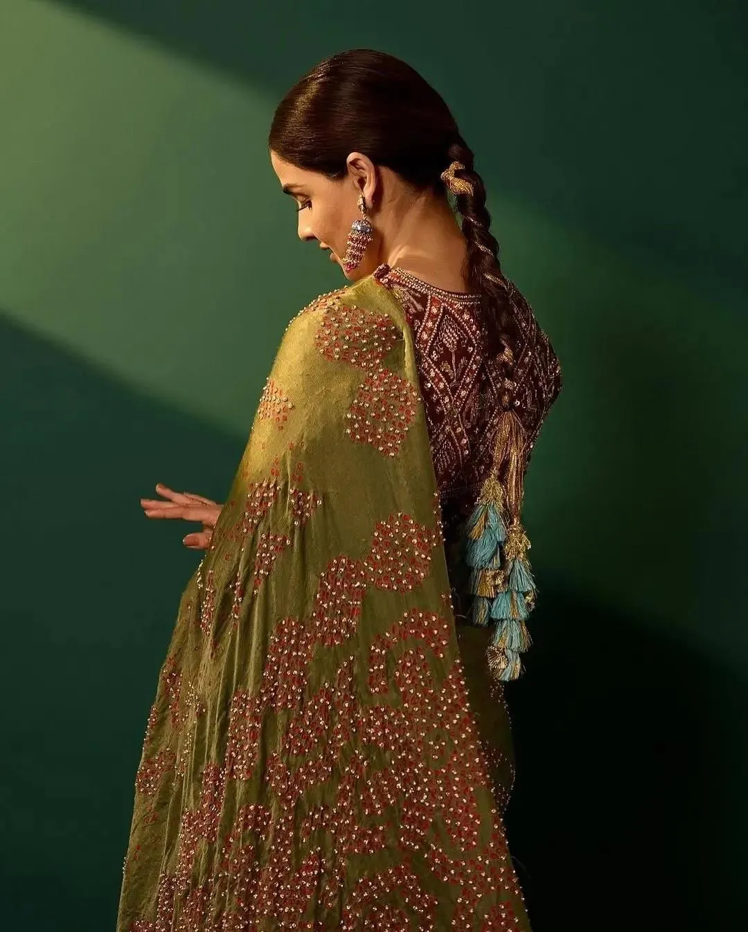 Hottie Genelia in Green Saree with Soft Graceful Charm