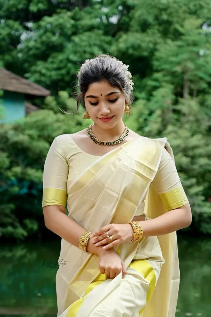Jasnya Jayadeesh in a traditional Kerala saree HD wallpaper