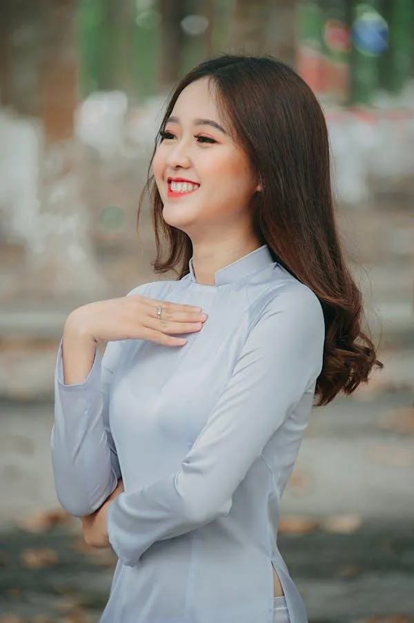 Joyful Young Woman in Gray Dress Posing Casually Wallpaper