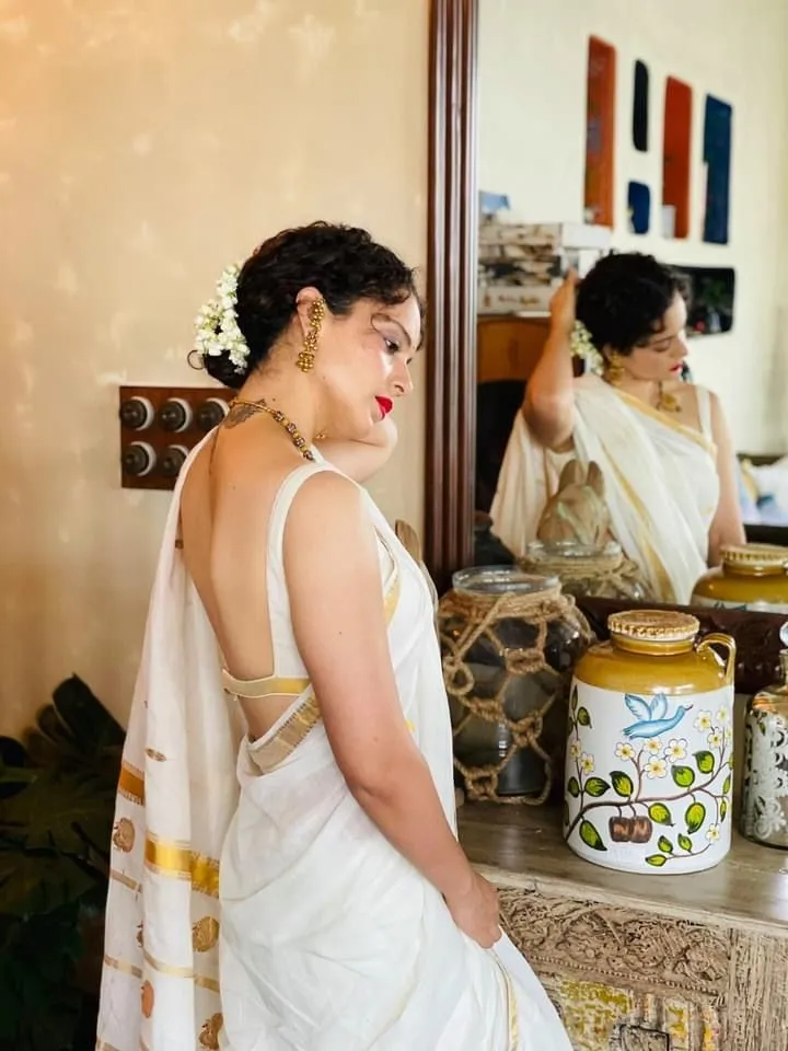 Kangana Ranaut in a neriyal saree standing near a mirror