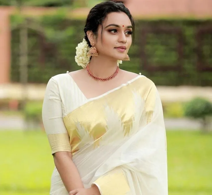 Lakshmi Nakshathra in an Onam saree looking sideways image