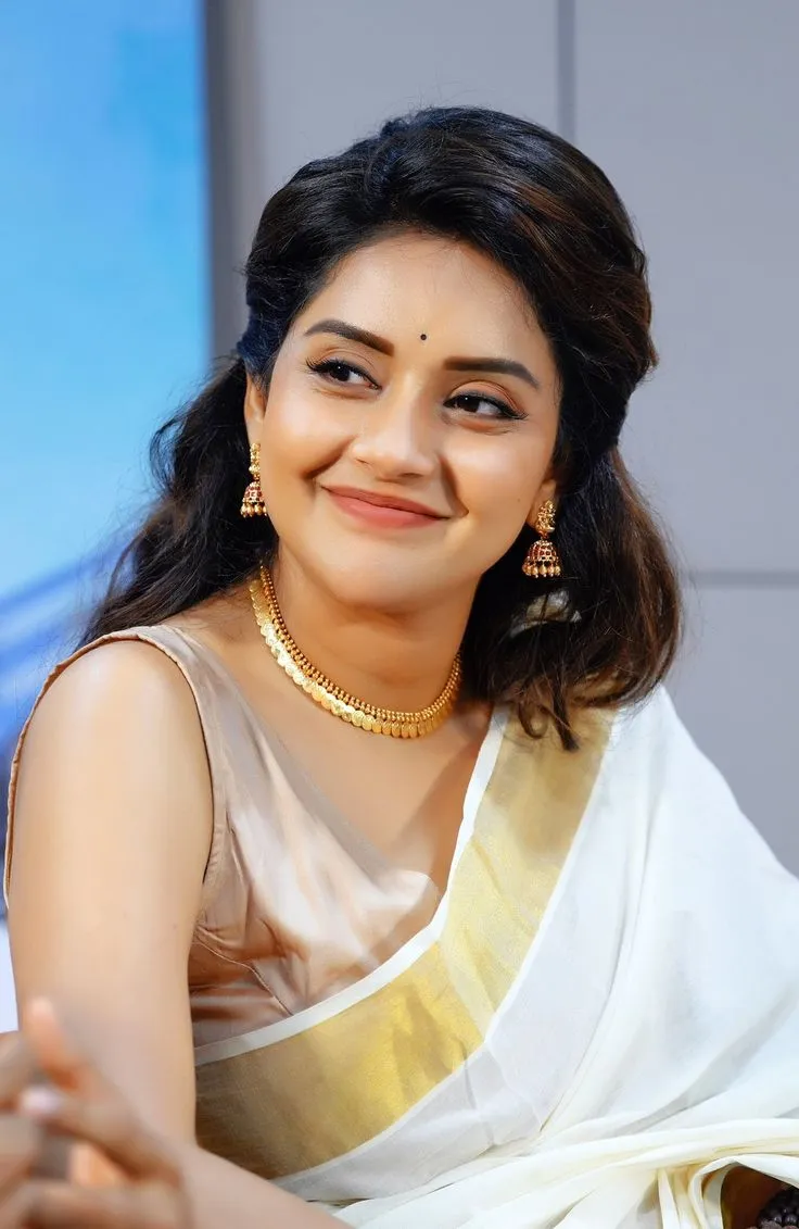 Mahima Nambiar in a kasavu saree with a smile HD wallpaper