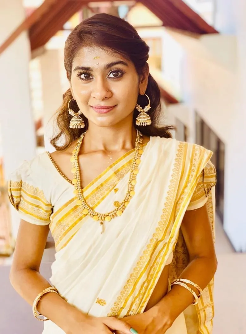 Nithya Shree in a Kerala saree with a calm pose wallpaper