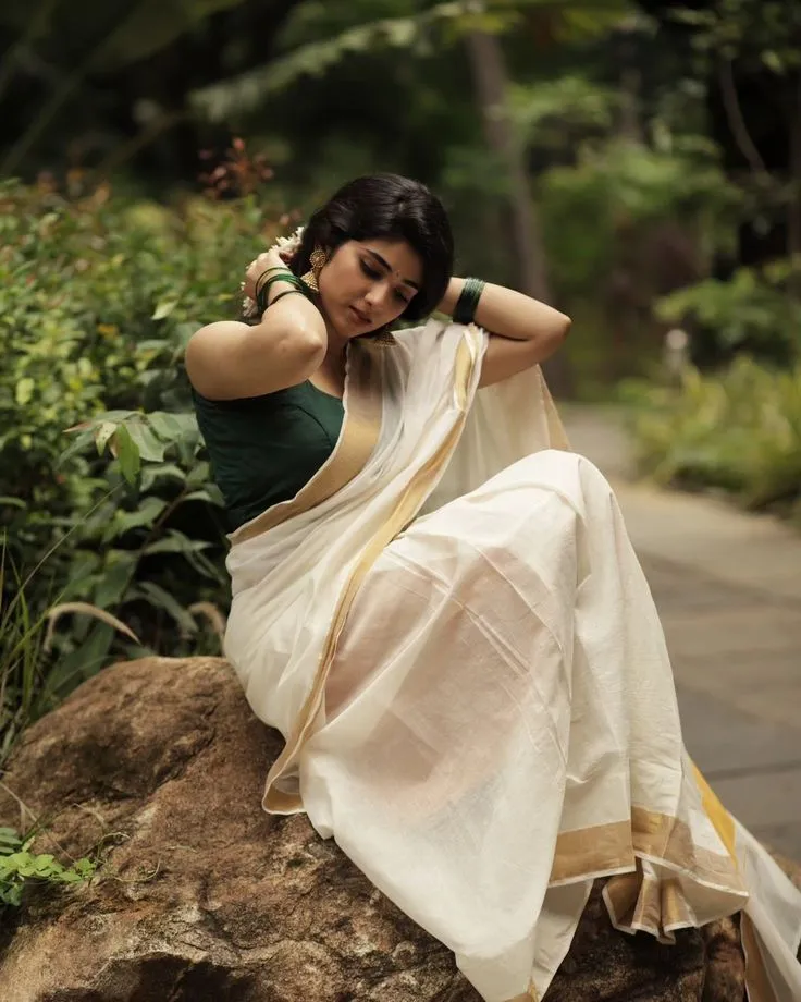 Pragya Nagra in an Onam saree adjusting her chain pose image