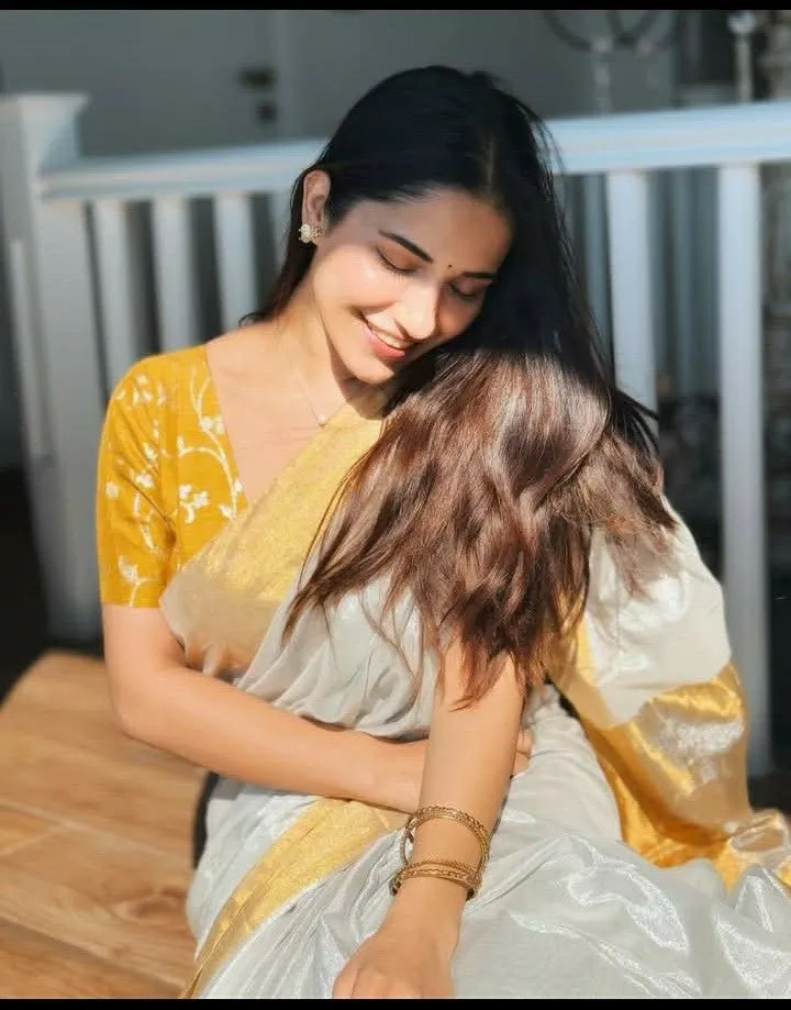 Ruhani Sharma in Kerala saree sitting on the floor wallpaper