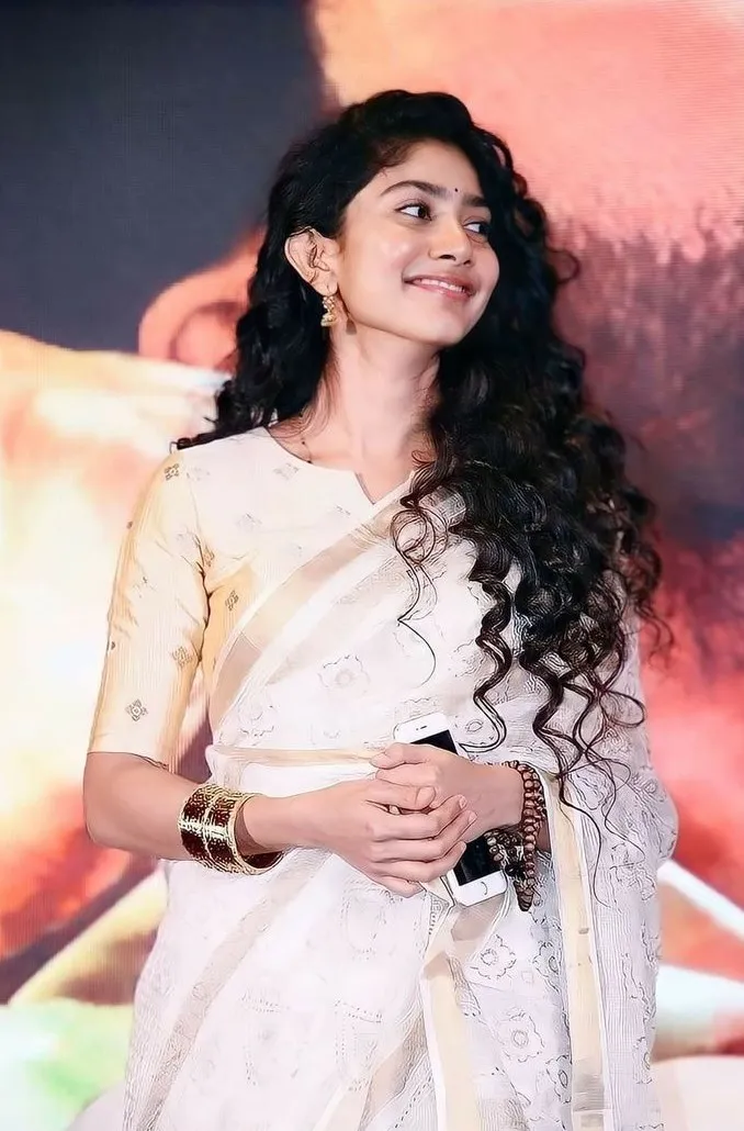 Sai Pallavi wearing a white saree with curly hair image