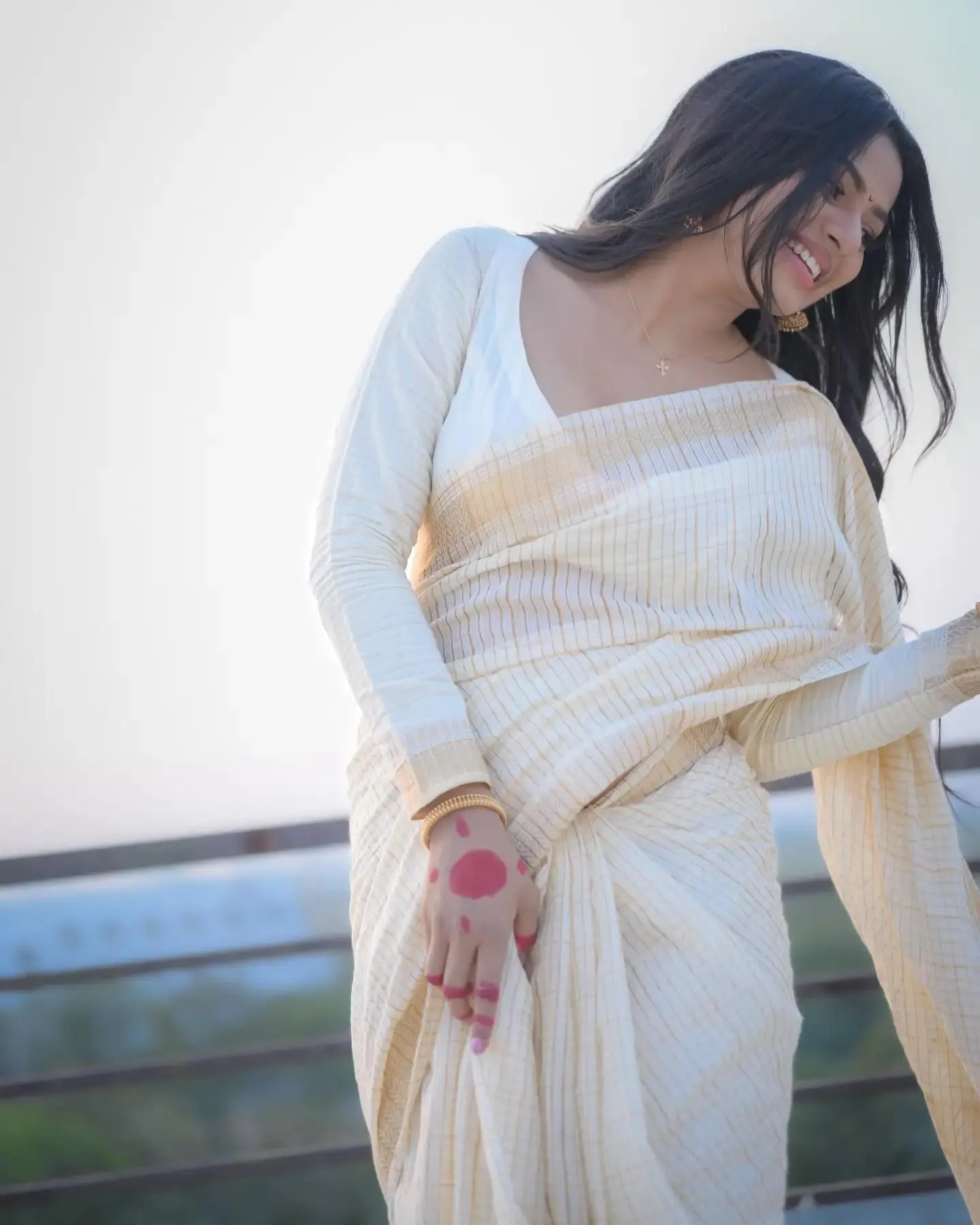 Sensual Delna Davis in White Saree Reflecting Beauty