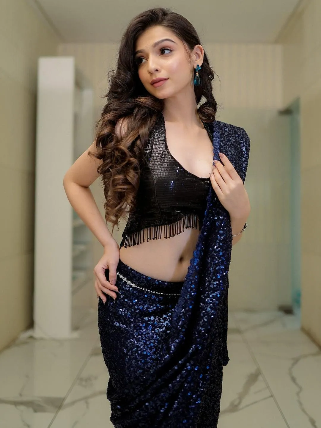 Sensual Gracy Goswami in Black Saree Free HD Wallpaper