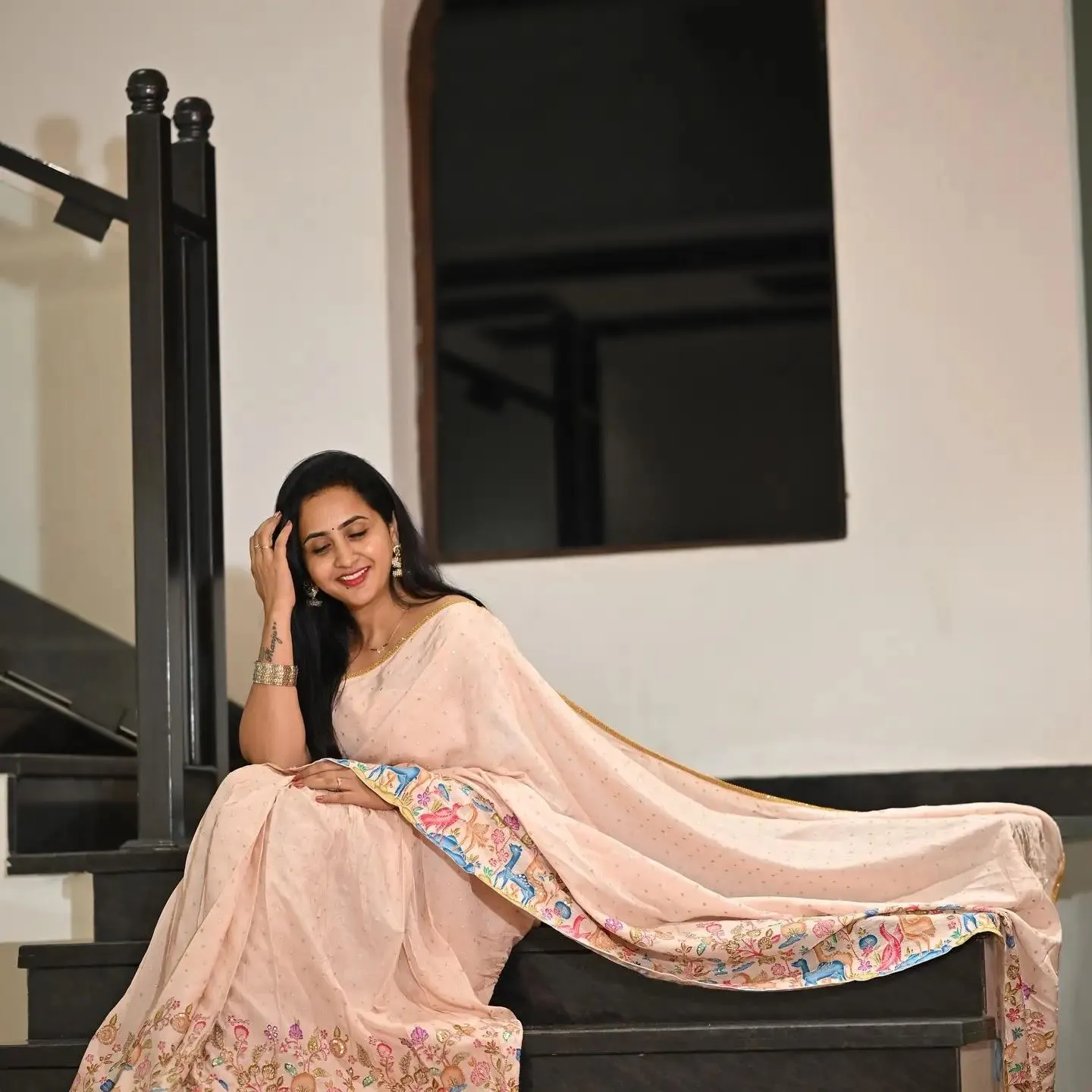 Sensual Lasya Manjunath in Pink Saree Creating Graceful Look