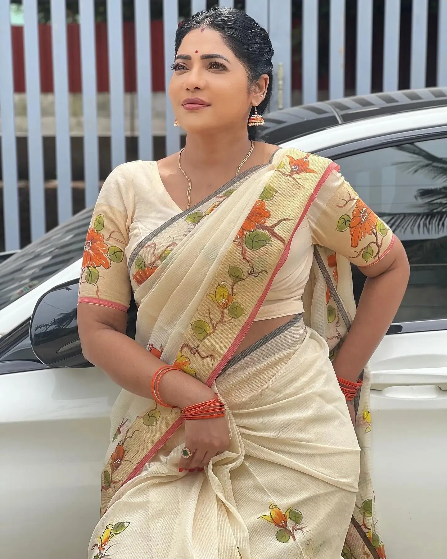 Sensual Reshma Pasupuleti in White Saree Candid Pose Picture