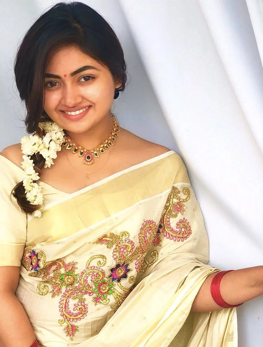 Shaalin Zoya in a Kerala saree with jasmine flower wallpaper
