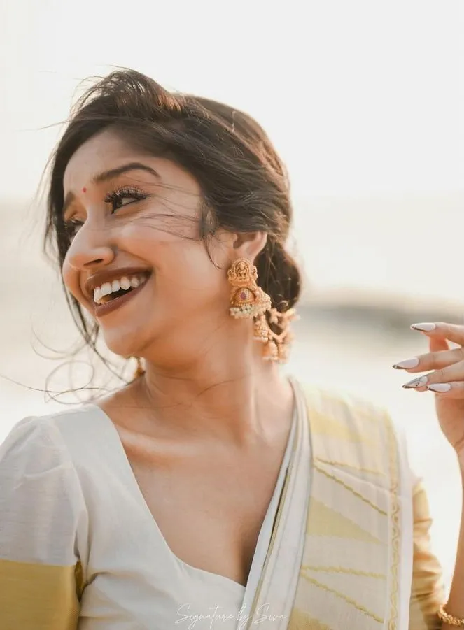 Shwetha Poornima in a Kerala traditional dress wallpaper