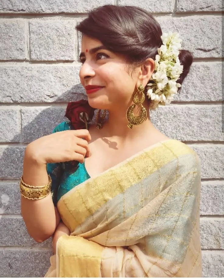 Siddhi Mahajankatti in a traditional Kerala saree wallpaper