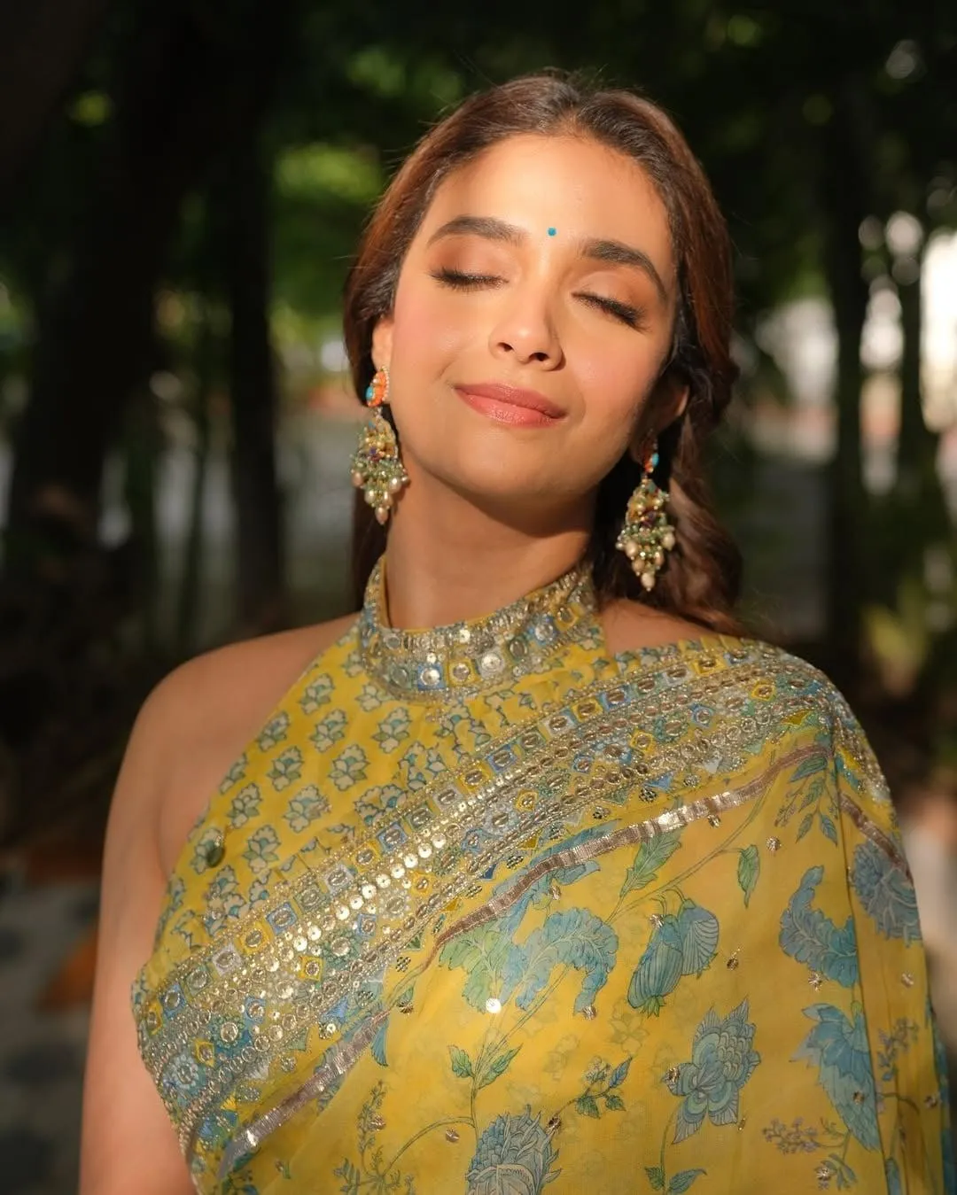 Stunning Keerthy Suresh Radiating Glow in Golden Silk Saree