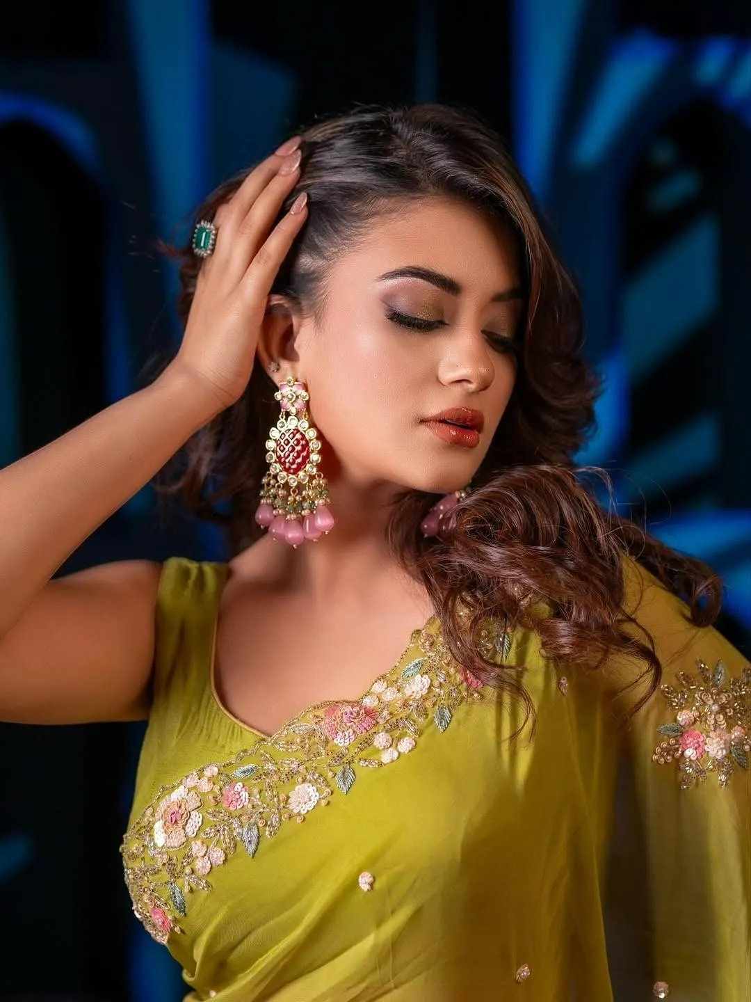 Stunning Mandira Chakraborty in Green Saree Beauty Wallpaper