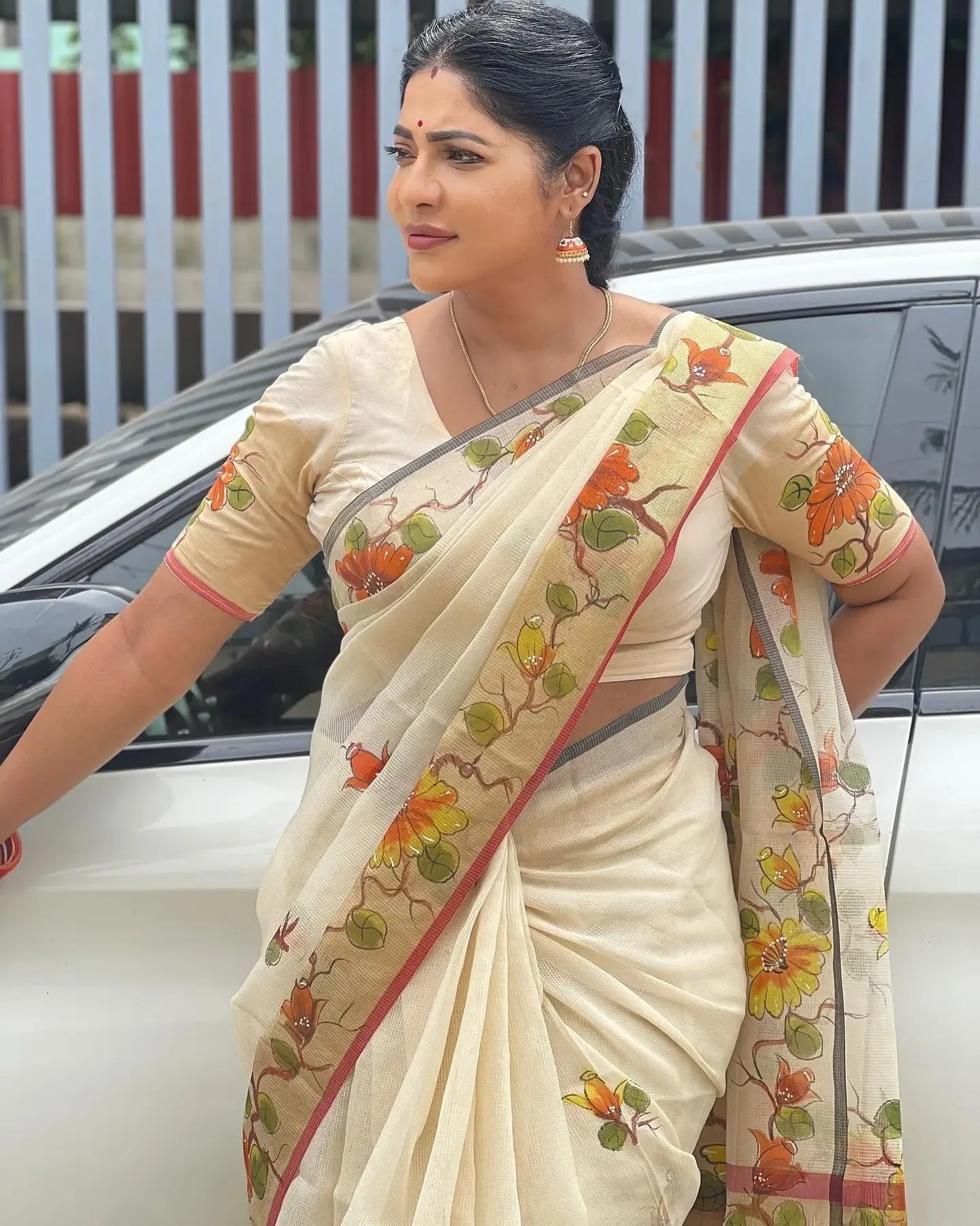 Stunning Reshma Pasupuleti in White Saree Candid Pose Image