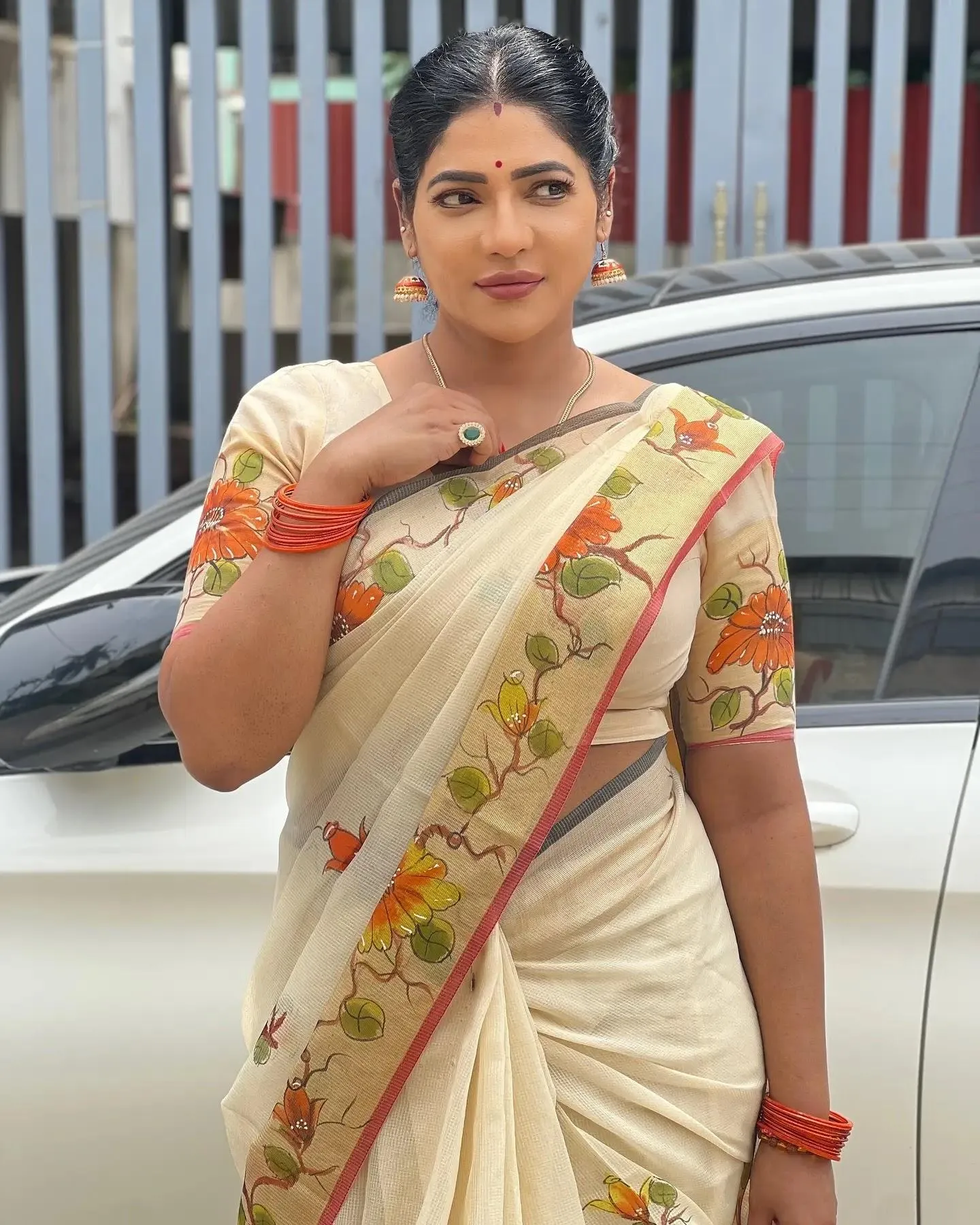 Sultry Reshma Pasupuleti in White Saree Outdoor Look Picture