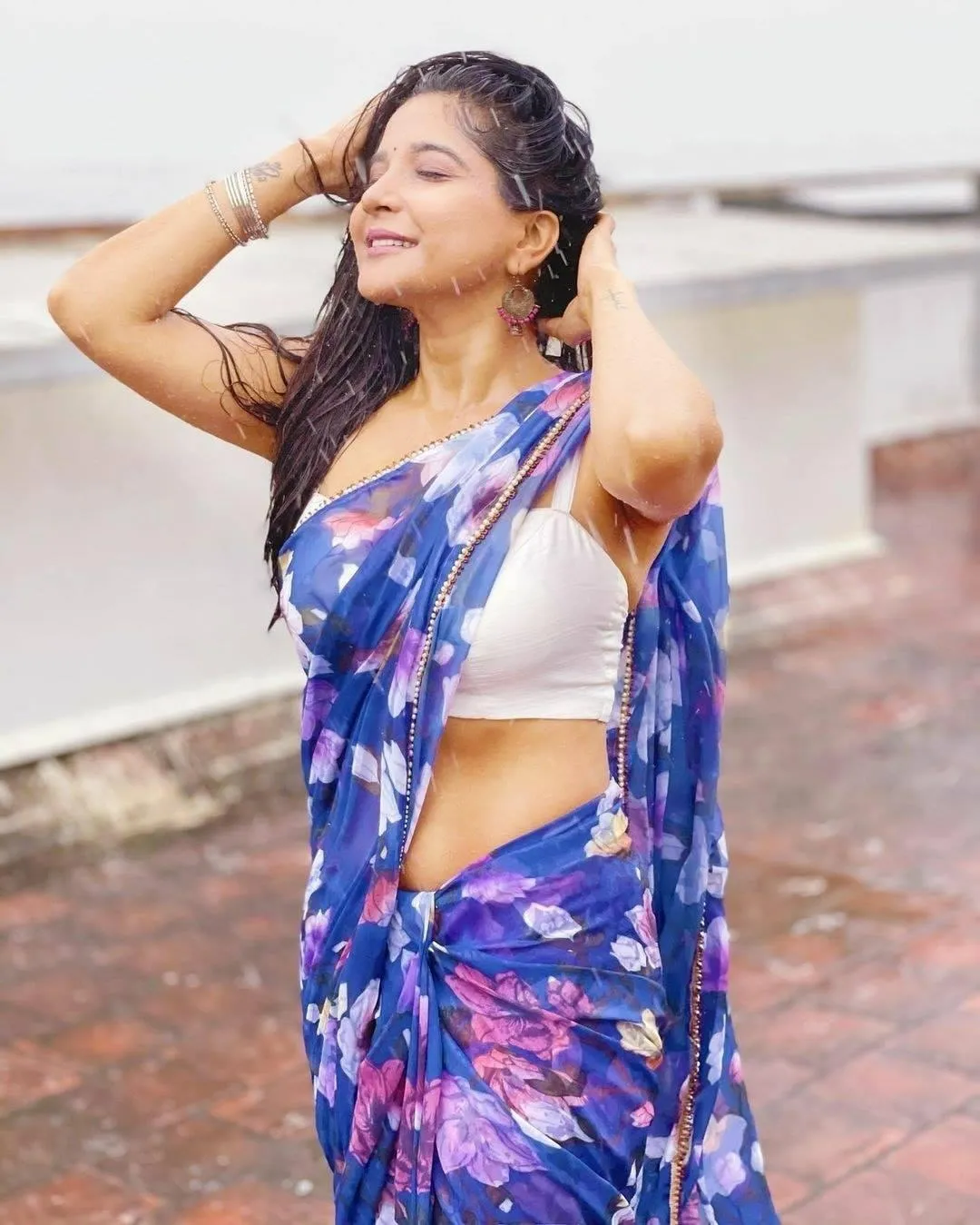 Sultry Sakshi Agarwal Glowing Softly in Floral Printed Saree