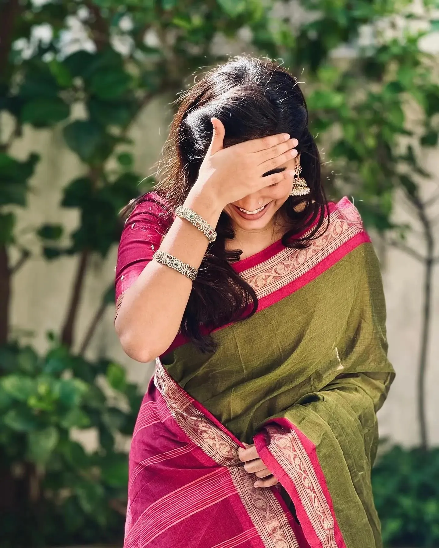 Tempting Maanasi Kannan in Green Saree Natural Pose Picture