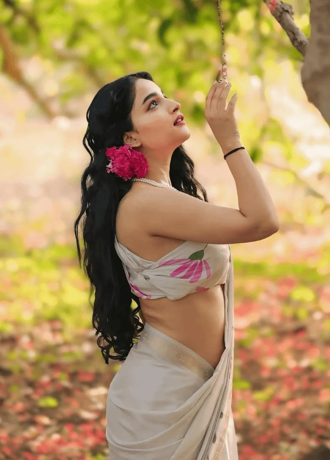 Tempting Vishakha Dhiman in White Saree Under Sun Wallpaper