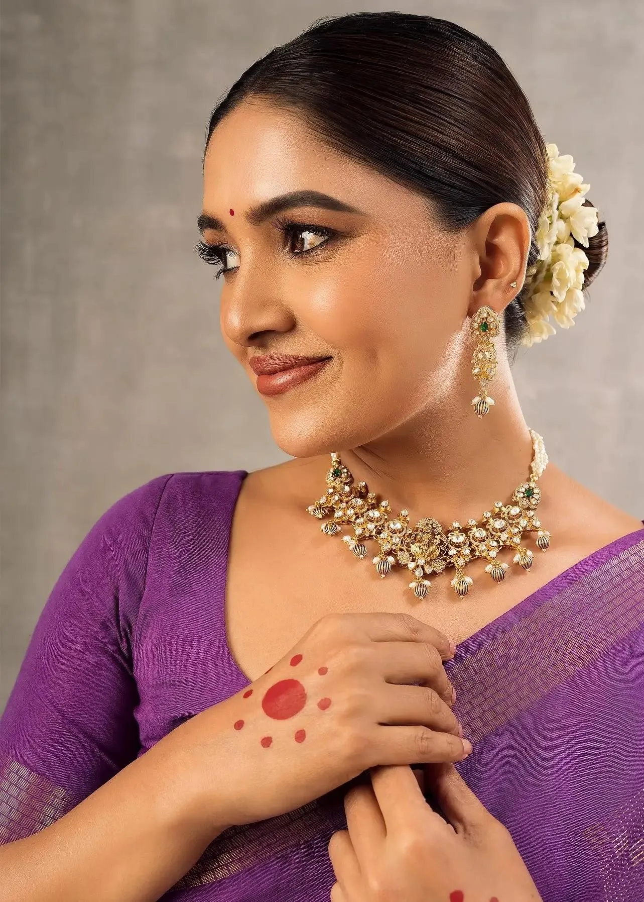 Vani Bhojan in Purple Blouse and Saree Smiling Softly Image